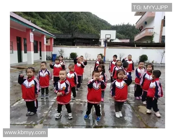 足球明星用手比爱心传递温暖与希望的感人瞬间